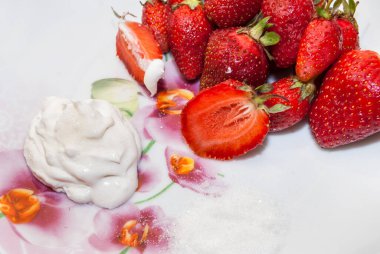 Taze kırmızı çilekler beyaz arkaplandır