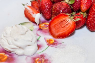 Taze kırmızı çilekler beyaz arkaplandır