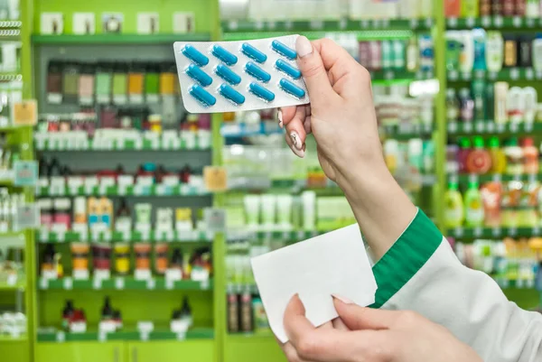 Ręka Farmaceuty Receptą Tabletkami Aptece — Zdjęcie stockowe