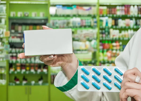 Hand Van Vrouw Apotheker Met Recept Pillen Apotheek — Stockfoto