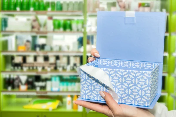 Farmacêutica Feminina Carregando Remédio Suas Mãos — Fotografia de Stock