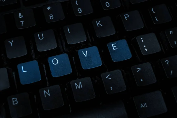 黒いキーボードの白いボタンの愛の言葉 — ストック写真