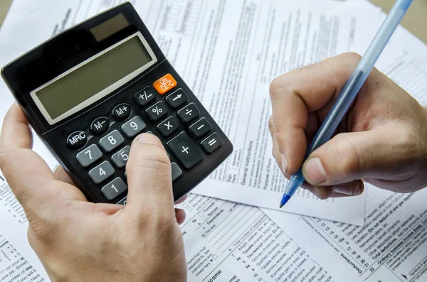 Imagen Recortada Del Empresario Calculando Comprobando Impuestos —  Fotos de Stock