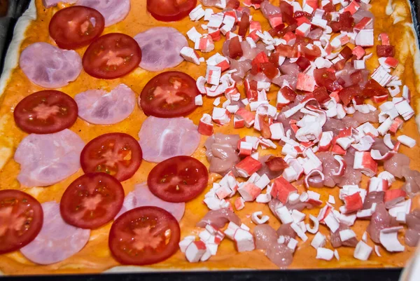 Pizza Pomidorami Kurczakiem Kukurydzą Paluszkami Krabowymi Serem — Zdjęcie stockowe