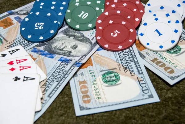 Poker Chips Speelkaart Dollar Biljetten Achtergrond — Stockfoto