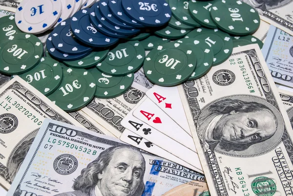 Πόκερ Συνδυασμός Μάρκες Παίζοντας Χαρτιά Και Δολάρια Ηπα Λογαριασμούς Στο — Φωτογραφία Αρχείου