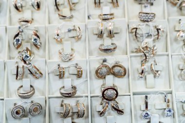 Vitrindeki altın mücevherlere odaklan.