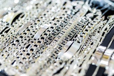 Gümüş zincirli mücevher sergisi kapanıyor.