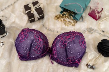 Dantelli kadın sutyeni, bej kumaş, yakın plan.