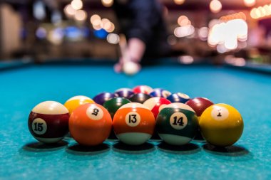 Masada üçgen şeklinde bilardo topları.