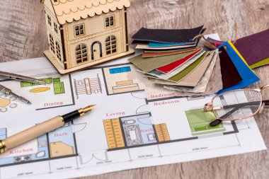 Ev modeli ve muşamba örnekleyicili ev planı