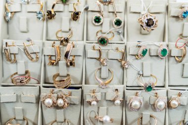 Vitrindeki altın mücevherlere odaklan.