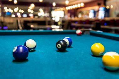 Masada, oyunda ve kumarda renkli bilardo topları