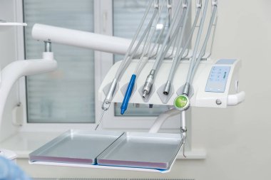 Sandalyeye yakın dişçilik araçları