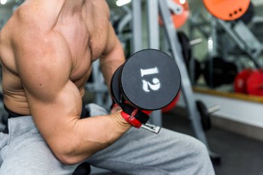 Spor salonunda dumbbell tutan adam yakın up