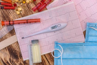 Haplı ve mavi maskeli kardiyogram.