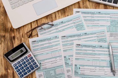 Hesap makinesi ve dizüstü bilgisayarlı 1040 vergi formu