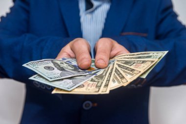 Erkek eller dolar banknotlarını gösteriyor.