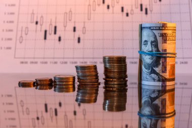 Dolarları ve paraları parlak yüzeyde yığın