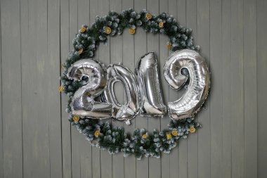 2019 Yeni Yıl - ahşap arka planda silfer folyo balonu