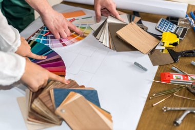 Renk örneklerine işaret eden eller yenileme için, yakın plan