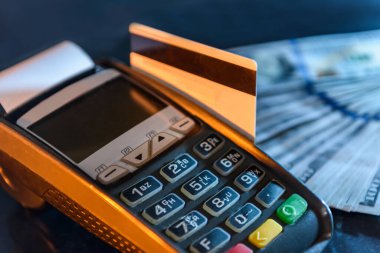 Kredi kartı ve terminal ile Amerikan doları