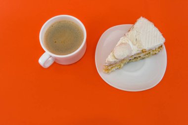 Bir fincan kahve ve lezzetli bir kek. 