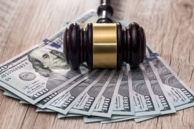 Tahta masadaki Amerikan dolarlarıyla hakim tokmağı.