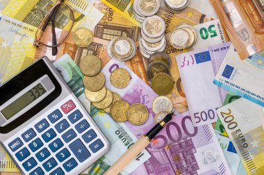 Avro banknotunda madeni paralar ve hesap makinesi var