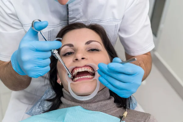 Manos Dentistas Con Instrumentos Primer Plano Cara Del Paciente — Foto de Stock