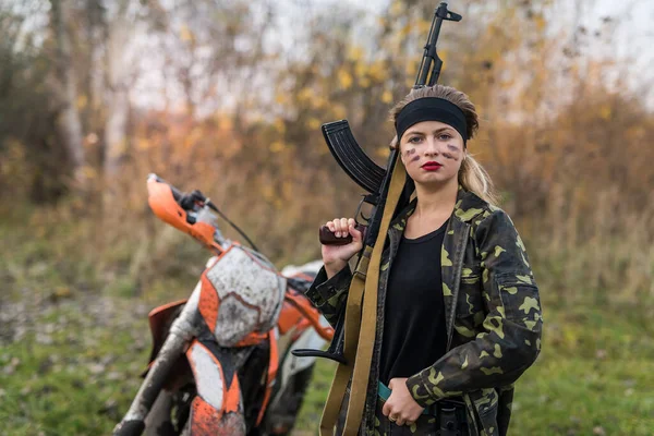 Retrato Mujer Militar Sosteniendo Rifle Aire Libre — Foto de Stock