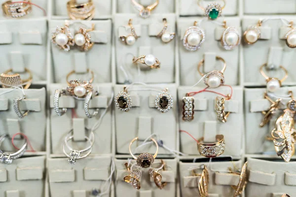 珠宝店的金耳环和戒指 — 图库照片