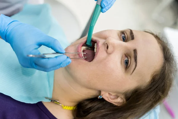 Paciente Odontología Con Herramientas Estomatológicas Primer Plano — Foto de Stock