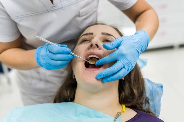 Manos Dentista Guantes Con Instrumento Paciente — Foto de Stock