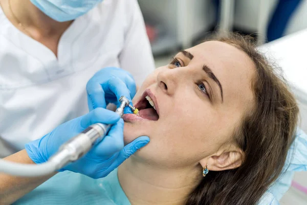 Οδοντίατρος Γυαλίζοντας Δόντια Του Ασθενούς Μετά Διαδικασία Λεύκανσης — Φωτογραφία Αρχείου