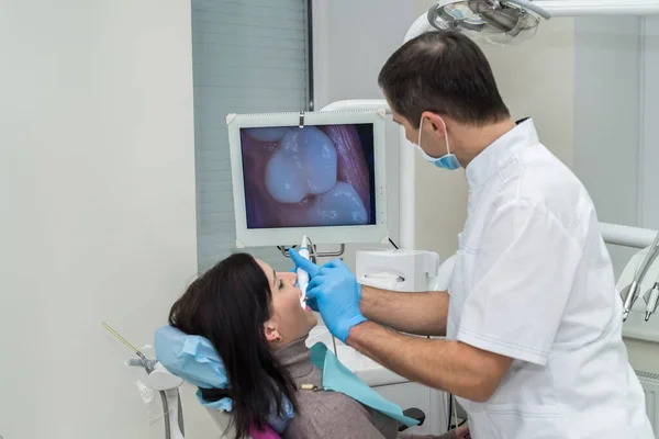 Dentista Revisando Los Dientes Del Paciente Con Cámara Estomatología — Foto de Stock