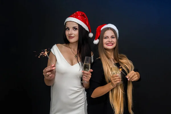 Dos Amigos Con Fogatas Bengala Champán Celebrando Año Nuevo —  Fotos de Stock