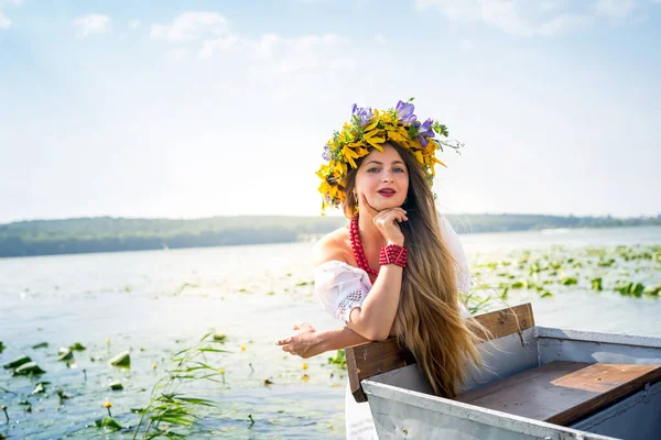Hermosa Chica Ropa Nacional Pie Lago —  Fotos de Stock