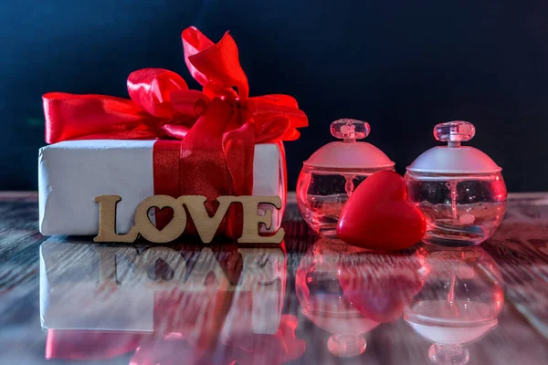 Coração Vermelho Com Caixa Presente Garrafas Perfumes — Fotografia de Stock