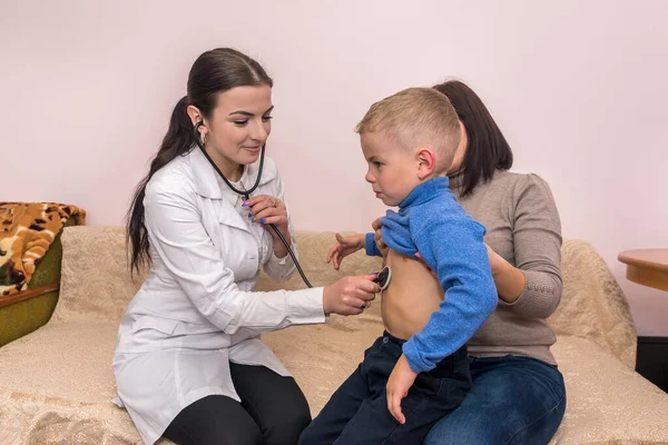 Pediatra Revisando Latidos Cardíacos Pequeño Paciente Visita — Foto de Stock