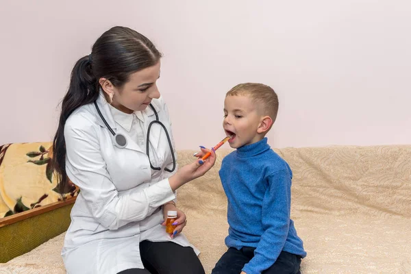 Dokter Met Medicament Spuit Kleine Jongen — Stockfoto