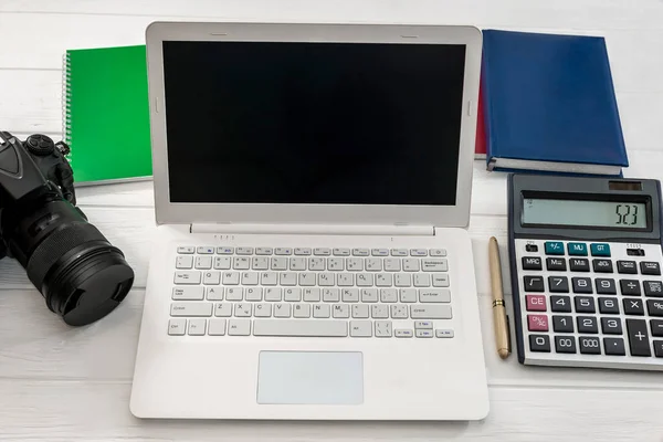 Laptop Mit Taschenrechner Und Digitalkamera Tisch — Stockfoto