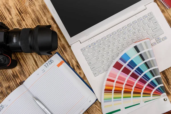 Cámara Digital Con Portátil Muestreador Color Escritorio — Foto de Stock