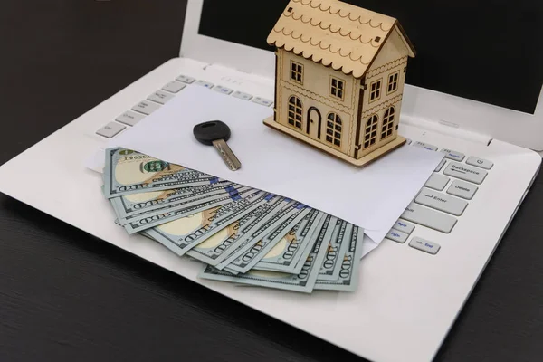 Huismodel Met Dollar Envelop Sleutel Laptop — Stockfoto