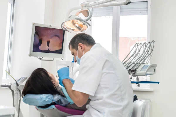 Pacjent Dentysta Patrzący Ekran Stomatologii — Zdjęcie stockowe