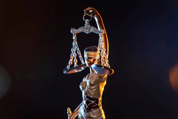 Statua Bogini Sprawiedliwości Ciemnym Tle — Zdjęcie stockowe