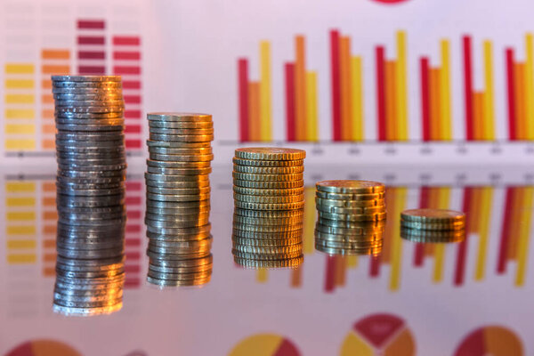 Ставка золотых монет с бизнес-графиками и отражением
