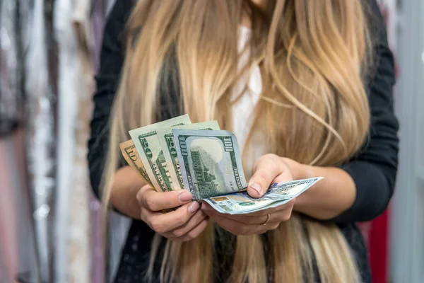 Kvinnliga Händer Med Dollarsedlar Närbild — Stockfoto