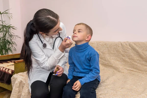 Kinderarts Neuscorrectie Bij Kleine Patiënt Kliniek — Stockfoto