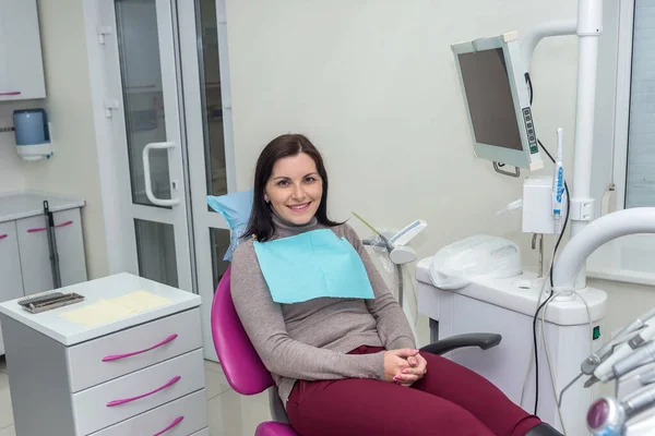 Mujer Sentada Odontología Esperando Médico —  Fotos de Stock